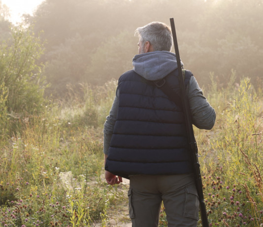 Quanti sono i cacciatori in Emilia Romagna? Quanti sono i cacciatori in Emilia Romagna? cacciatore di spalle, col fucile