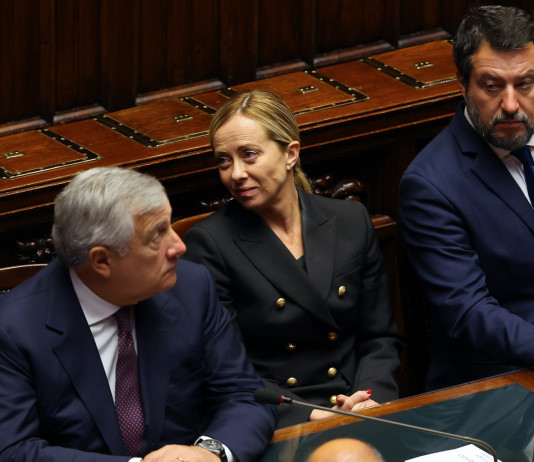 Alla Camera accolto odg Bruzzone su riforma della legge sulla caccia Accolto odg Bruzzone su riforma della legge sulla caccia: Giorgia Meloni alla Camera tra Antonio Tajani e Matteo Salvini, vicepresidenti del suo governo