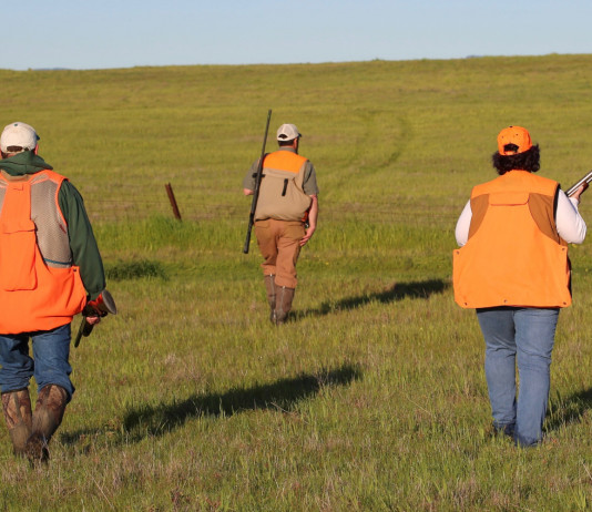 Libera Caccia rilancia sciopero dei cacciatori Libera Caccia rilancia sciopero dei cacciatori: tre cacciatori di spalle, con gilet alta visibilità