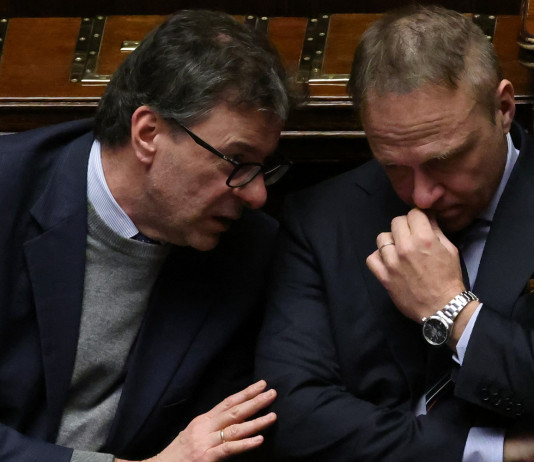 Lollobrigida: «Altre occasioni per discutere di riforma della caccia» Lollobrigida: «Altre occasioni per discutere di riforma della caccia»: Francesco Lollobrigida con Giancarlo Giorgetti sui banchi del governo