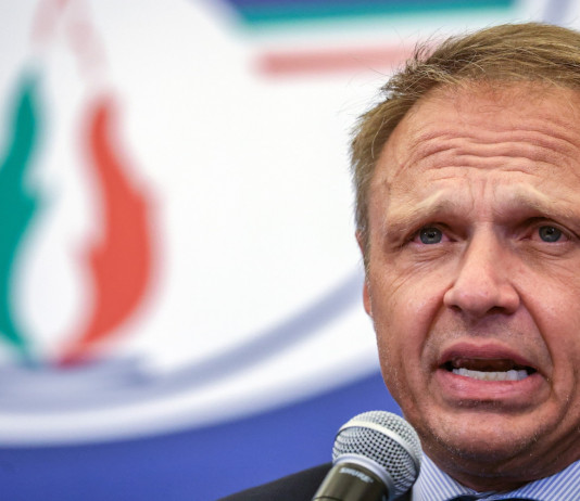 Riforma della legge sulla caccia, Lollobrigida chiede pazienza ai cacciatori Riforma della legge sulla caccia, Lollobrigida chiede pazienza ai cacciatori: Francesco Lollobrigida, ministro dell'Agricoltura, davanti a simbolo di Fratelli d'Italia