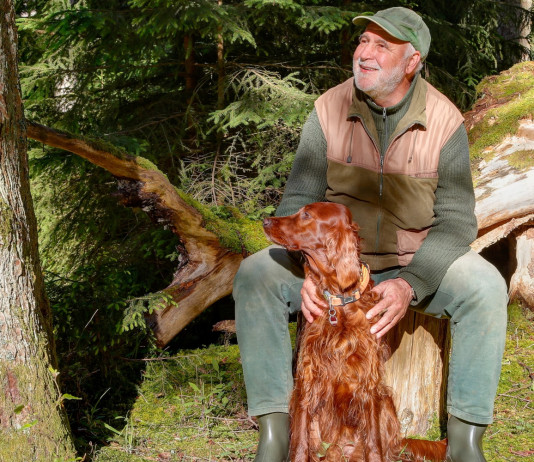 Tutela degli animali e della biodiversità, ruolo dei cacciatori: il commento della Fondazione Una Tutela degli animali e della biodiversità, ruolo dei cacciatori: il commento della Fondazione Una - cacciatore anziano con setter irlandese