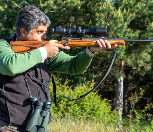 Le proposte dell’Enalcaccia per la riforma della legge sulla caccia Le proposte dell’Enalcaccia per la riforma della legge sulla caccia: cacciatore imbraccia carabina