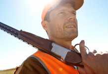 Il Fatto: la modifica della legge sulla caccia direttamente in aula Il Fatto: la modifica della legge sulla caccia direttamente in aula - primo piano cacciatore con fucile in spalla