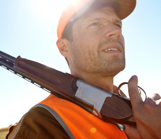 Il Fatto: la modifica della legge sulla caccia direttamente in aula Il Fatto: la modifica della legge sulla caccia direttamente in aula - primo piano cacciatore con fucile in spalla