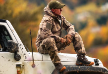 Mancate risposte ai cacciatori, Anuu migratoristi pronta alla mobilitazione Mancate risposte ai cacciatori, Anuu migratoristi pronta alla mobilitazione: cacciatore seduto su cofano automobile