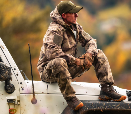 Mancate risposte ai cacciatori, Anuu migratoristi pronta alla mobilitazione Mancate risposte ai cacciatori, Anuu migratoristi pronta alla mobilitazione: cacciatore seduto su cofano automobile