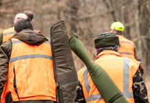 Riapre la caccia in provincia di Napoli Riapre la caccia in provincia di Napoli: cacciatore di spalle, con fucili