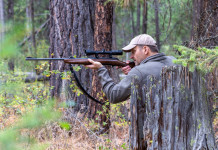 L’Arcicaccia contraria a una riforma non organica della legge sulla caccia L’Arcicaccia contraria a una riforma non organica della legge sulla caccia: cacciatore dietro tronco d'albero