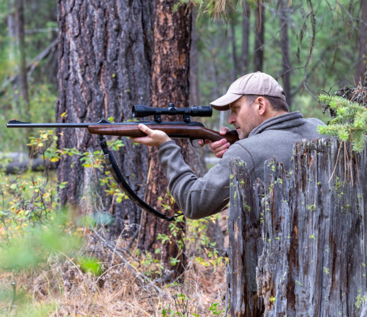 L’Arcicaccia contraria a una riforma non organica della legge sulla caccia L’Arcicaccia contraria a una riforma non organica della legge sulla caccia: cacciatore dietro tronco d'albero