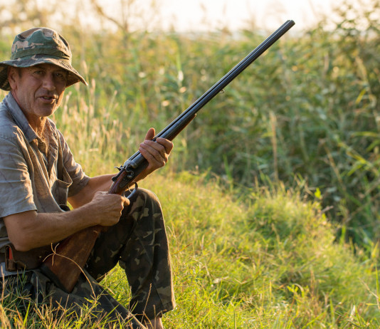 Procedura d’infrazione europea sulla caccia, ambientalisti attaccano governo Procedura d’infrazione europea sulla caccia, ambientalisti attaccano governo: cacciatore con fucile