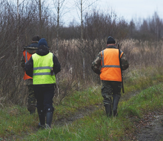 Associazioni venatorie al tavolo sulla biodiversità, Bruzzone interroga governo Associazioni venatorie al tavolo sulla biodiversità, Bruzzone interroga governo: tre cacciatori di spalle