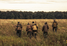 Fidc: governo coinvolga associazioni venatorie nel tavolo sulla biodiversità Fidc: governo coinvolga associazioni venatorie nel tavolo sulla biodiversità - cinque cacciatori di spalle