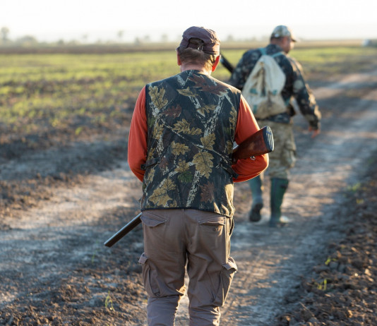Buconi commenta l’emendamento sui calendari venatori Buconi commenta l’emendamento sui calendari venatori: due cacciatori di spalle