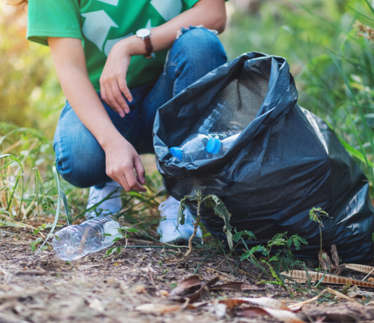 Cifra tonda per la Fondazione Una Cifra tonda per la Fondazione Una: raccolta rifiuti nel bosco