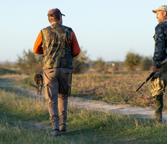Maffei (Arcicaccia) contro l’emendamento sui calendari venatori Maffei (Arcicaccia) contro l’emendamento su calendari venatori: due cacciatori di spalle