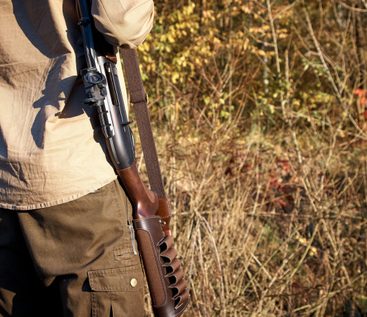 Quattro associazioni venatorie bocciano proposta di statuto unico per Atc delle Marche Quattro associazioni venatorie bocciano proposta di statuto unico per Atc delle Marche: cacciatore con fucile