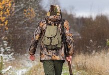 Tre strade per una sola interpretazione della legge sui calendari venatori Tre strade per una sola interpretazione della legge sui calendari venatori: cacciatore di spalle in ambiente invernale