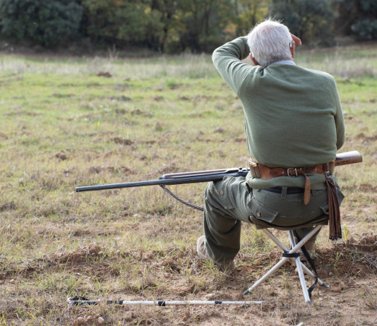 Ivan Bettina Piazza vince il concorso di racconti «Caccia, passione e ricordi» Ivan Bettina Piazza vince il concorso di racconti “Caccia, passione e ricordi”: vecchio cacciatore di spalle