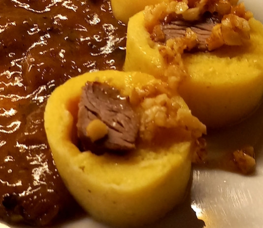 Ricette di selvaggina: filetti di capriolo in coperta di patate Ricette di selvaggina: filetti di capriolo in coperta di patate