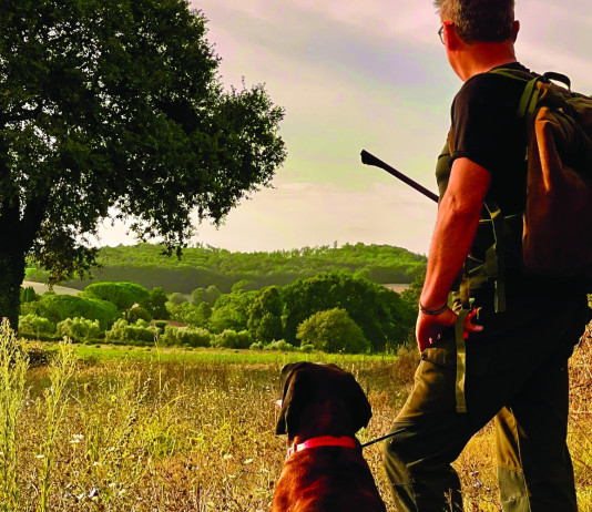 Caccia Magazine luglio 2025 in edicola e online Caccia Magazine luglio 2025 in edicola e online: cacciatore con cane da traccia per il recupero degli ungulati feriti