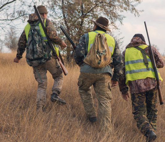Libera Caccia: bene la riforma della legge 157/92, ma risolvere le criticità Libera Caccia: bene la riforma della legge 157/92, ma risolvere le criticità: tre cacciatori di spalle