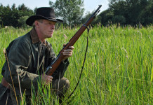 Iniziano le audizioni sulla riforma della legge sulla caccia Iniziano le audizioni sulla riforma della legge sulla caccia - cacciatore accovacciato con fucile