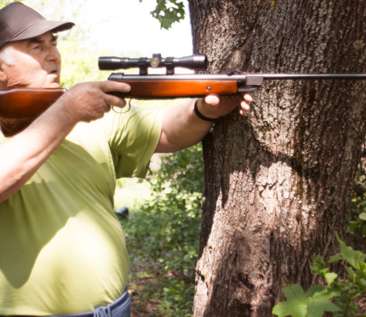 Arcicaccia sulla riforma della legge 157/92: «Frenare gli opposti estremismi» Arcicaccia sulla riforma della legge 157/92: «Frenare gli opposti estremismi»: vecchio cacciatore con fucile