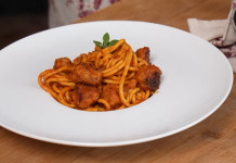 Chitarrine alla teramana con polpettine di lepre: il video della ricetta di Selvaggina in tavola Chitarrine alla teramana con polpettine di lepre video della ricetta di Selvaggina in tavola