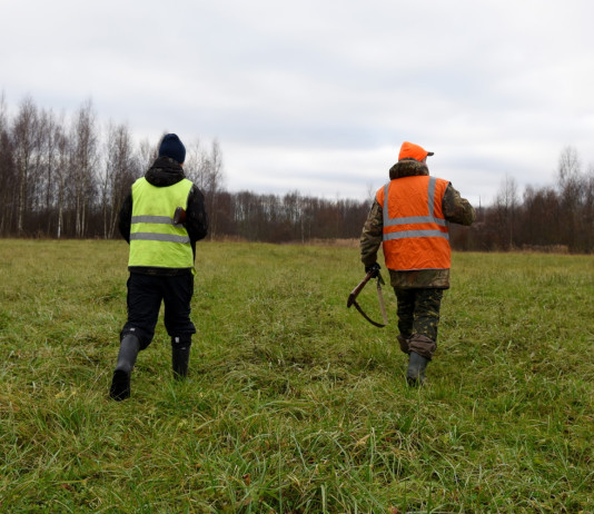 Buconi (Fidc): l’apertura della caccia è la risposta migliore a chi la combatte Buconi (Fidc): l’apertura della caccia è la risposta migliore a chi la combatte - di spalle due cacciatori in abbigliamento alta visibilità