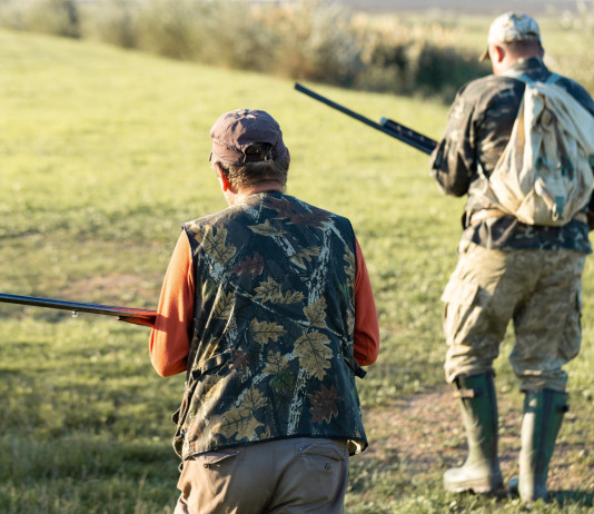 Maffei (Arcicaccia) di nuovo contro la riforma della legge 157/92 Maffei (Arcicaccia) di nuovo contro la riforma della legge 15792 - due cacciatori di spalle