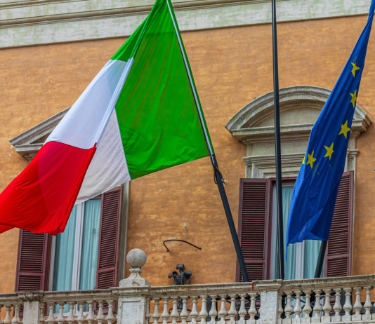 Rinviato il voto degli emendamenti alla riforma della legge sulla caccia Questa settimana niente voto degli emendamenti alla riforma della legge sulla caccia - bandiere Italia ed Europa