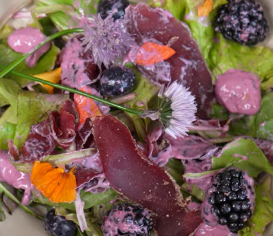Insalata e crostini di bresaola di daino: le due ricette di Selvaggina in tavola Insalata e crostini di bresaola di daino le due ricette di Selvaggina in tavola