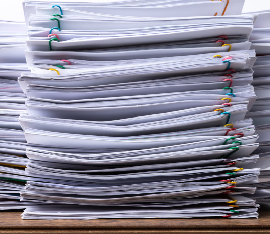 La riforma della legge sulla caccia ancora fuori dal calendario delle commissioni La riforma della legge sulla caccia ancora fuori dal calendario delle commissioni - pila di documenti con emendamenti