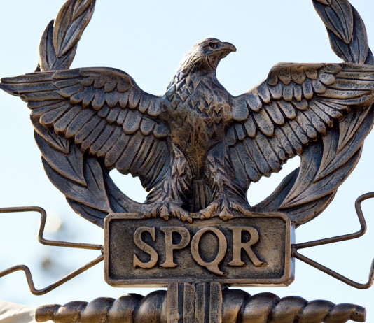 Assemblea capitolina approva mozione contro la riforma della legge sulla caccia Assemblea capitolina approva mozione contro la riforma della legge sulla caccia - aquila con spqr, roma capitale