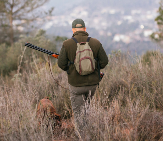 Controdossier Federcaccia in risposta al dossier della Fondazione Capellino sulla caccia Controdossier Federcaccia in risposta al dossier della Fondazione Capellino sulla caccia - cacciatore di spalle con cane