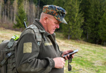 Italcaccia contro le proposte dell’Enpa Italcaccia contro le proposte dell’Enpa - cacciatore consulta smartphone