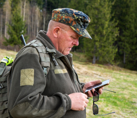 Italcaccia contro le proposte dell’Enpa Italcaccia contro le proposte dell’Enpa - cacciatore consulta smartphone