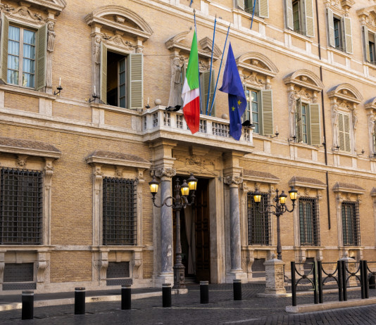 Legge di bilancio, non c’è la caccia tra gli emendamenti segnalati Legge di bilancio, non c’è la caccia tra gli emendamenti segnalati - facciata di palazzo madama, sede del Senato