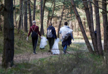 Pubblicato il 6° bilancio sociale della Federcaccia Pubblicato il 6° bilancio sociale della Federcaccia - tre persone di spalle portano l'immondizia via dal bosco