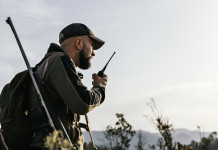 Una di nuovo contro Fondazione Capellino su senso e ruolo della caccia Una di nuovo contro Fondazione Capellino su senso e ruolo della caccia - cacciatore con walkie talkie
