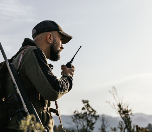 Una di nuovo contro Fondazione Capellino su senso e ruolo della caccia Una di nuovo contro Fondazione Capellino su senso e ruolo della caccia - cacciatore con walkie talkie