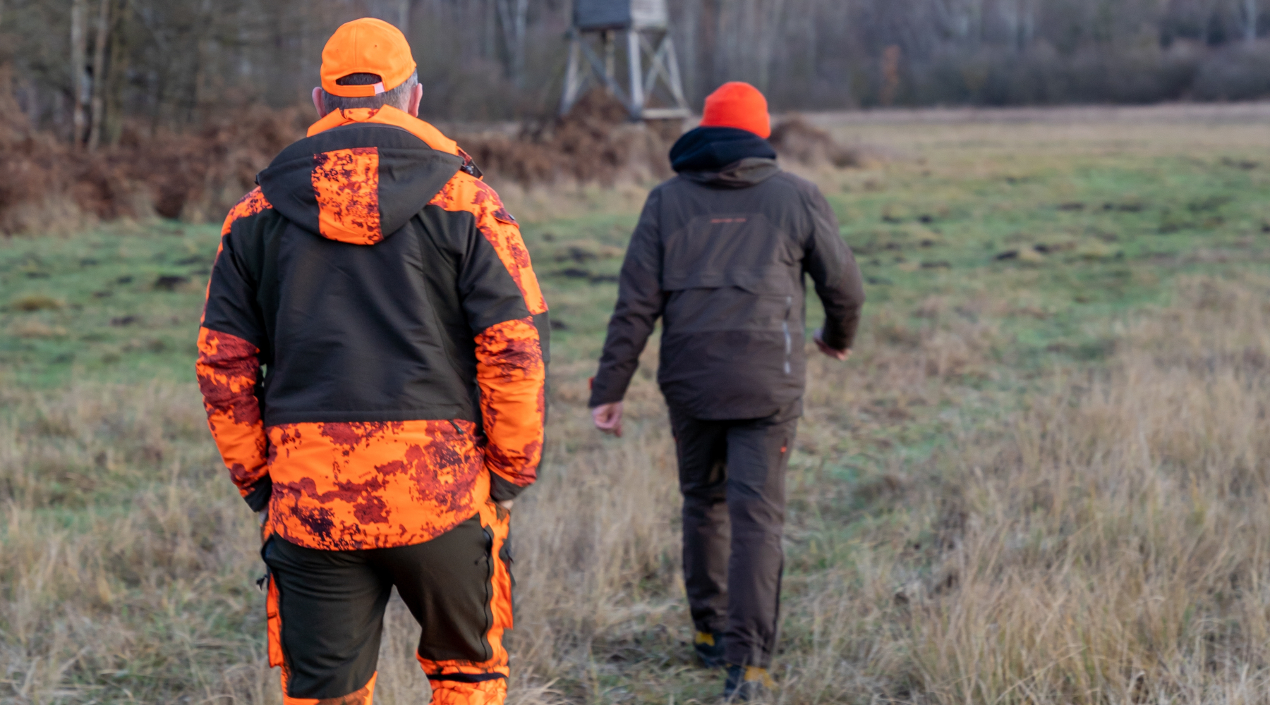 Arcicaccia la riforma delle aziende faunistico-venatorie avvia «mercificazione della fauna» Arcicaccia la riforma delle aziende faunistico-venatorie avvia «mercificazione della fauna» - due cacciatori di spalle