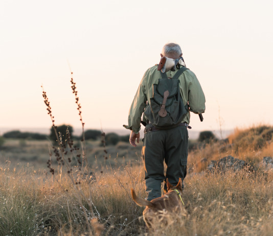 Per Eps la riforma delle aziende faunistico-venatorie «risolve solo in parte» Per Eps la riforma delle aziende faunistico-venatorie «risolve solo in parte» - cacciatore di spalle