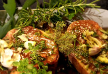 Braciole di cinghiale alla griglia aromatizzate alle erbe: la ricetta braciole di cinghiale