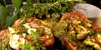 Braciole di cinghiale alla griglia aromatizzate alle erbe: la ricetta Braciole di cinghiale alla griglia aromatizzate alle erbe la ricetta