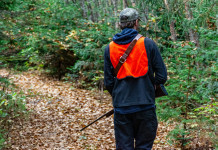 Sparvoli: su divieto di caccia e obiezione di coscienza «troppi toni trionfali» Sparvoli su divieto di caccia e obiezione di coscienza «troppi toni trionfali» - cacciatore di spalle, gilet alta visibilità