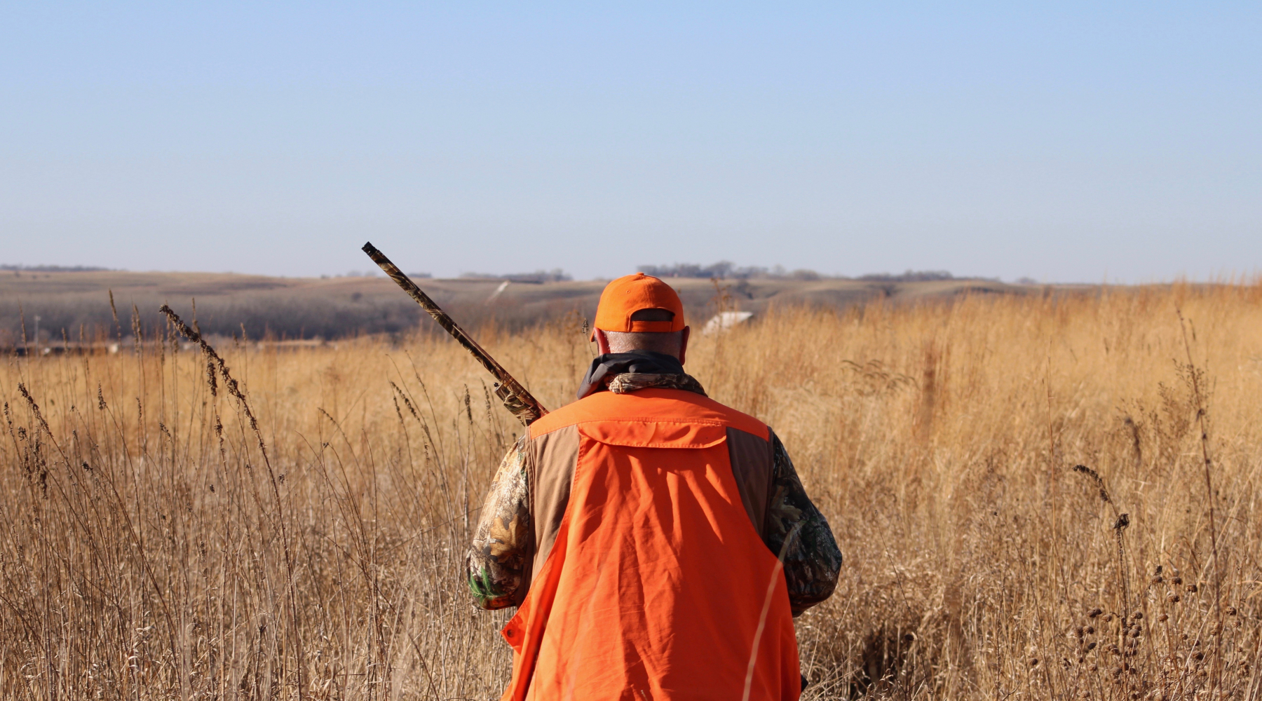 Arcicaccia «Ridicole» le reazioni alla possibile incostituzionalità del comitato faunistico-venatorio Arcicaccia «Ridicole» le reazioni alla possibile incostituzionalità del comitato faunistico-venatorio - cacciatore di spalle con gilet arancione alta visibilità