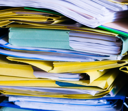 In commissione ancora ferma la riforma della legge sulla caccia In commissione ancora ferma la riforma della legge sulla caccia - documenti impilati