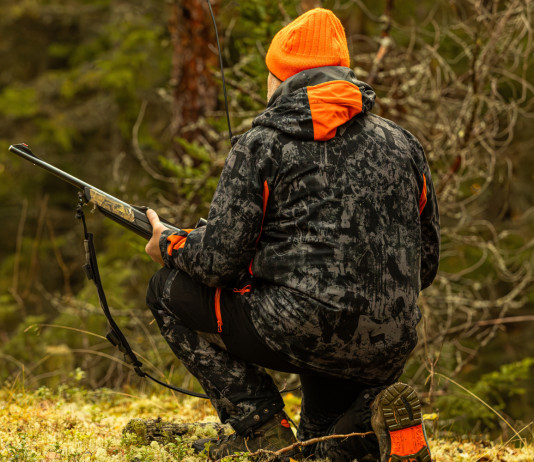 Emendamento dei relatori sulla composizione del comitato faunistico-venatorio nazionale Emendamento dei relatori sulla composizione del comitato faunistico-venatorio nazionale - cacciatore di spalle, con cappello arancione e fucile in mano